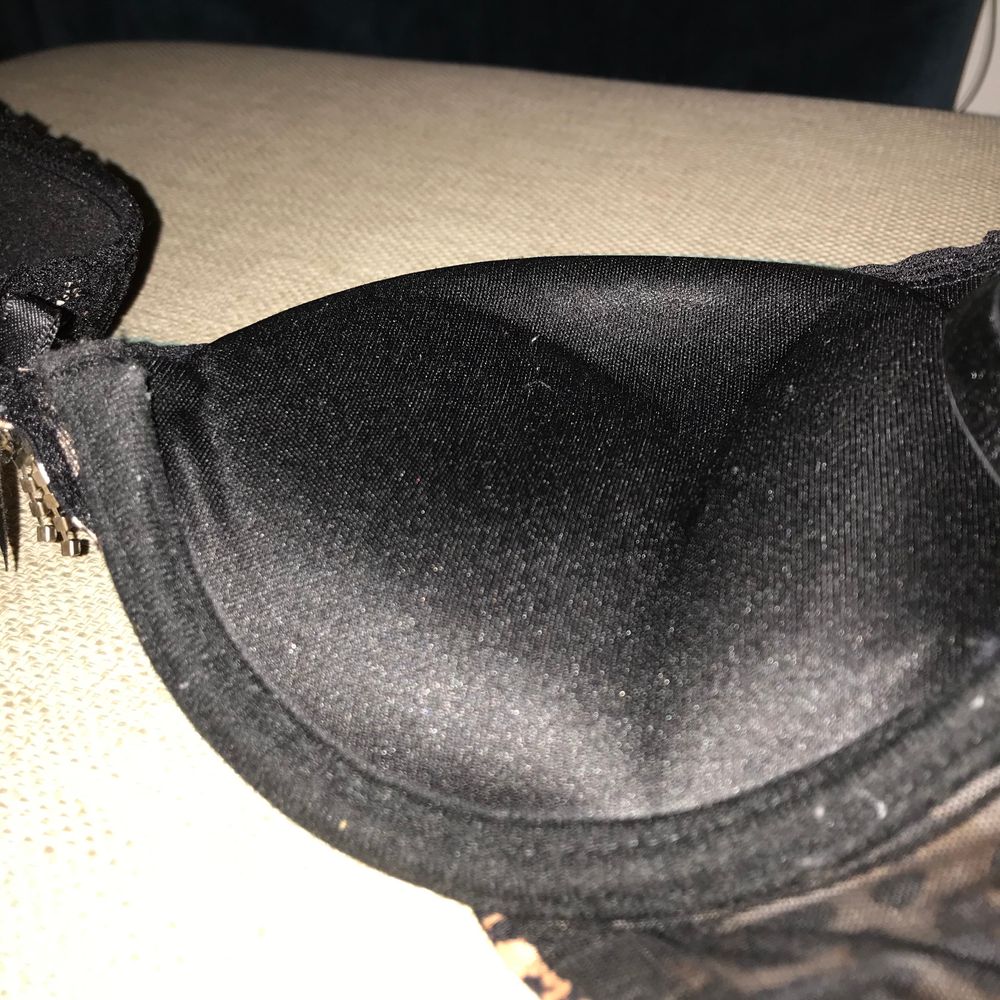 Sexig push-up bh i leopard mönster. I st 70A. Bh banden går att ta på och av. Spets på kanterna av kuporna samt en rosett och ”diamant” smycke mellan kuporna. Kanterna har börjat rulla sig lite men de är inget man tänker på. Säljer då den tyvärr inte passar längre.. Övrigt.