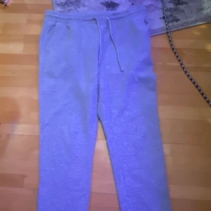 Gråa mjukisbyxor - Gråa mysiga mjukisbyxor, säljs för att jag tycker det inte passar men så de kommer aldrig till användning, används 1 gång. Men super mysiga. Går och knyta runt midjan. 45kr + frakt 📦 <3