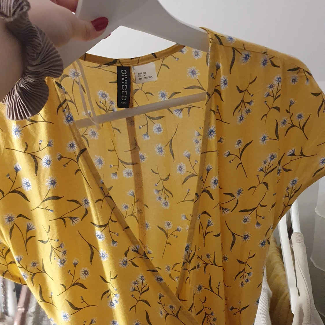 Gul blommig sommarklänning  - 91