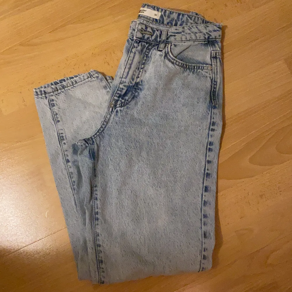 Säljer dessa jeans då de bara hänger i garderoben, även att jag behöver göra mig av en del jeans. Jeans & Byxor.