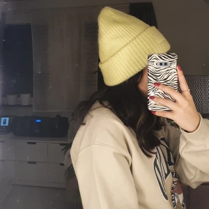 Neongul overzised mössa beanie - Säljer min neongula overzised mössa. Varm och sticks inte. Startbud 50 kr, HAPPY BIDDING❤