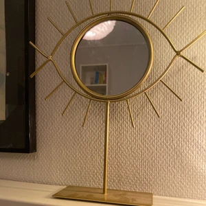 Spegel  - Jättecool spegel som är formad som ett öga, ganska liten 