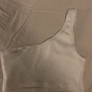 One soulder linne  - Jätte snygg one shoulder linne i storlek xs/s. Aldrig använda då det inte är riktigt min stil. Köptes i somras men aldrig använd. 60kr + frakt