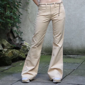 🤍🤍🤍 - Jätte söta y2k iga byxor med fina detaljer och fin färg, aldrig använda💕💕. Går att få fler bilder om du kontaktar mig💞💞