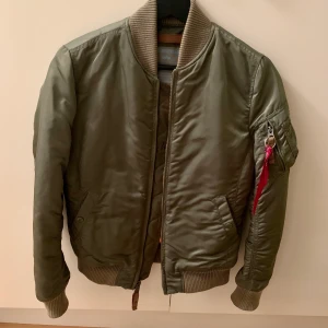 Bomberjacka - Bomberjacka från märket Alpha industries i ett jättebra skick. Använd bara några fåtal ggr eftersom den är för liten för mig tyvärr.
