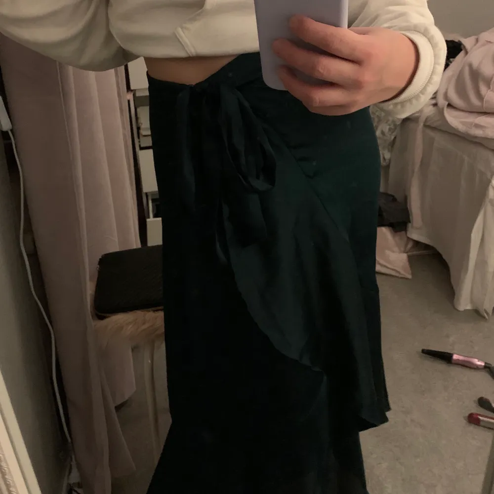 Säljer nu min supersnygga gröna kjol från Gina tricot. Tyvärr så har jag tröttnat på den. Storlek 34, Säljer för 80kr + frakt. Perfekt nu till jul eller nyår. Kjolar.