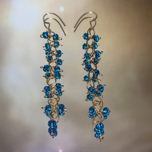 Örhängen - Ett par handgjorda fina örhängen med mörkblåa glaspärlor, kroken är av silvertråd❤️ (frakten ingår i priset)✨✨✨                                                                                —————————————————————                                                                                  Kika gärna in på min profil, säljer en massa olika handgjorda smycken💃🏼 perfekt till dig själv eller i present till någon❣️✨