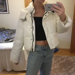 Vinterjacka  - Vit dunjacka från Bershka. Perfekt nu till vintern och endast använd en vinter innan. Skriv för fler bilder💓