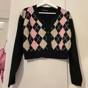 Rutig kofta - Rosa/vit/svart rutig (argyle) stickad kofta från Shein, använd en gång. Säljer då den inte är min stil! Spårbar frakt tillkommer på 49kr💞