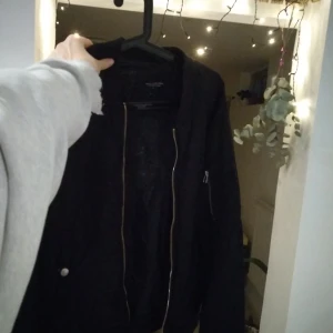 Oversized bomberjacka - Säljer min gamla jacka då den inte används längre! Sitter bra oversized på mig som är XS/S i vanliga fall. Frakt tillkommer, DM för fler bilder ❤️ Kan mötas upp runt Jönköping