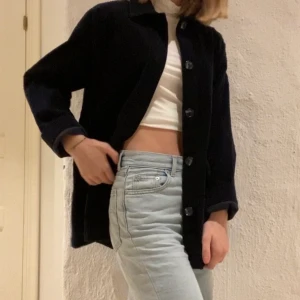 Mörkblå Manchester-jacka - Säljer min fina Manchester jacka. Den är bara använd några få gånger. Den är S/XS. Frakt ingår ej💞