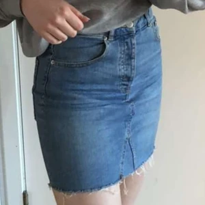 Jeanskjol strl 36 - Fin ljusblå jeanskjol från Gina tricot. Använd men i väldigt fint skick! Färgen beskrivs bäst på bild 1 och 2. Den stängs med knappar och är ca 40 cm lång från midjan och ner till kanten. Köparen står för frakten!🌼