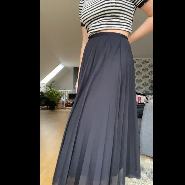 Svart plisserad kjol från H&M i storlek 34 (men passar som 36). 50kr exklusive frakt. Kjolar.