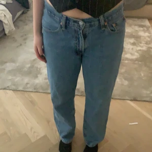 Levis Jeans - Mörkblåa Levis jeans i tjockt men mjukt material, så smickrande! Storlek 34 i midjan men passar perfekt och oversized på mig som brukar ha 30 i midjan💞  Levi’s 550