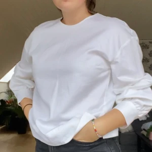 Vit blus med detalj - Vit blus från Zara i storlek S i en boxning modell med snygga detaljer på ärmarna! 50kr exklusive frakt