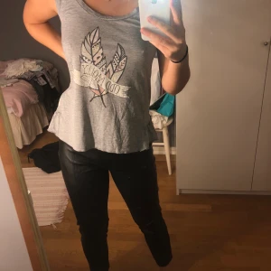 Grått linne  - Grått linne från odd Molly som aldrig kommer till användning.. storlek 1 alltså typ S/M💕