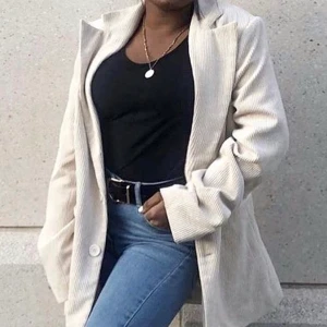 Manchester kappa kavaj  - Jätte fin sandfärgad\Beige kappa i stil av kavaj, hyfsad varm men mer bekväm. Finns att köpa matchande byxor från gina!