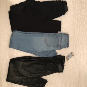 Byxor/jeans - Svarta ”Molly” jeans från Gina tricot- M, blå jeans från NA-KD- 36, svarta ”skinn” tights från boohoo- UK10/EU38 (passar mig som har S). De blå jeansen har gått sönder i rumpan och sedan blivit lagade (se bild 2). 30kr/styck eller 60kr för alla 3 då jag vill bli av med allt snabbt. Köparen står för frakt/ kan hämtas i Upplands Väsby. 