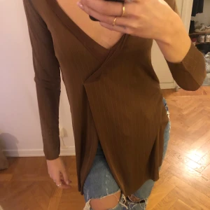 Blus från Zara - Blus från Zara i storlek S. Brun / glansig / guld