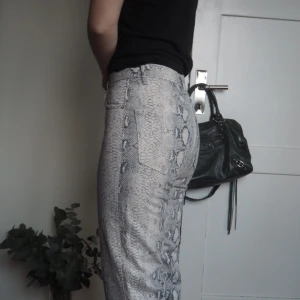 Ormskinnsmönstrade byxor  - Från zara! Säljer för att dem är för små på mig! 