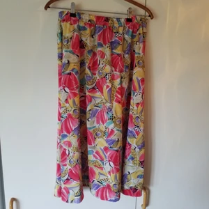  - Superfin kjol med stretchig resår i midjan, passar olika storlekar beroende på hur man vill att den ska sitta, men cirka 40