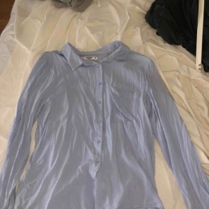  - Oanvänd ljus blå skjorta. Behövs bara strykas:))