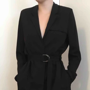  - Svart kappa från other stories som slutar under knäna, nypris 800kr