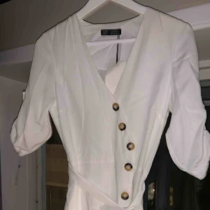  - Klänning med knyt. Aldrig använd. Med prislapp kvar. 