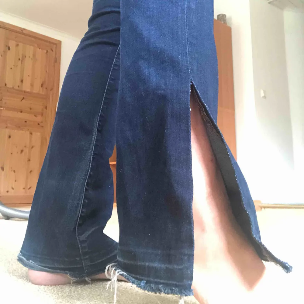 Ett par mörkblå bootcut jeans från Levis, jag har själv gjort slitsen där nere. De är också lite slitna mellan låren, som ni kan se på bild tre. Köptes för ca 1000kr.. Jeans & Byxor.