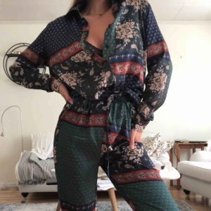  - Snygg mönstrad skjorta från prettylittlething! Säljer även de matchande byxorna. Vill man köpa hela settet får man det för 250kr. Köparen står för frakt (59kr). 