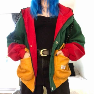  - En splitterny, oversized Manchester-jacka från Zaful. Nypris: 377 kr (m. frakt). Säljer pga råkade köpa två stycken. Luvan är mycket liten. (På sista bilden blir den röda färgen fel - den är klarröd irl). Betalas med Swish och köparen står för frakten☺️