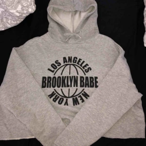  - Säljer en oversized hoodie i storlek L (sitter perfekt på S). Hoodien är lite kortare och den säljs i helt nyskick. 