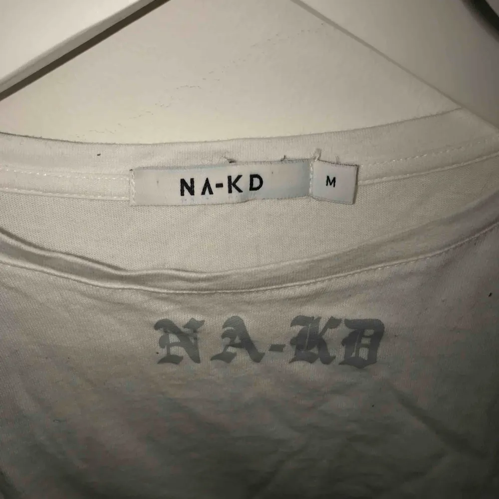 Kortare tröja från NAKD, med tryck vid urringningen samt armar i silver/reflex, möts upp i Uppsala. Kan frakta, köpare står för frakten . Toppar.