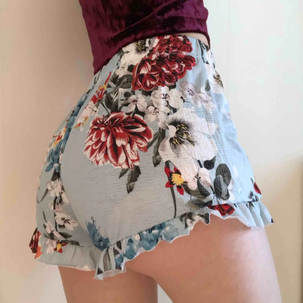 Härligt somriga shorts från Gina Tricot, i storlek XS. Funkar antagligen till S. Helt och hållet oanvända, då de inte är min stil. Därför säljes de. Väldigt luftiga och blommiga🤪 Betalas med Swish, köpare står för frakt. //R. Shorts.