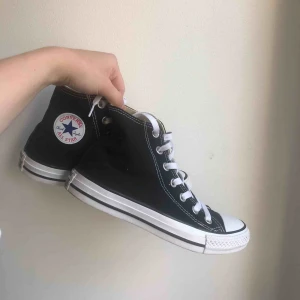  - Nästintill nya Converse. Höga svarta i storlek 37! Säljer pga använder för lite. Frakten är inräknad, kan även mötas upp (då blir priset 200 kr) 🤩