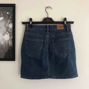  - Lee kjol som inte längre passar, jätte fint skick. Köparen står för frakten 🌟