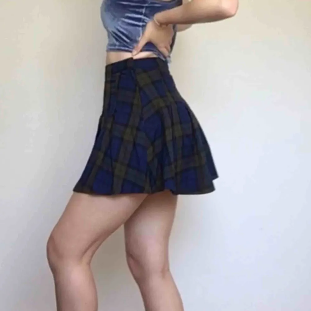 mörkblå & grönrutig kjol med superfin passform. använd 1-2 gånger och är helt fel- och fläckfri. dragkedja och knapp i sidan. fraktkostnad tillkommer 🕷. Kjolar.
