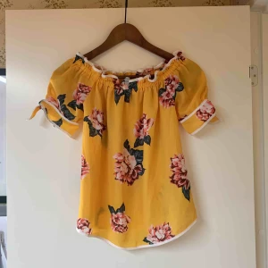  - Sör off-shoulder top mes knytdetalj på ärmen. Använd en gång. 