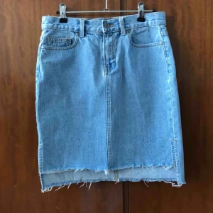  - Kjol från Dr denim i snyggt jeanstyg. ✨💗 (Köpt för 400 kr)