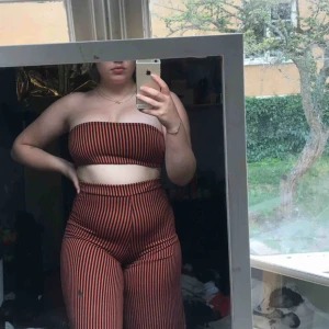  - Oranget svart randigt set från boohoo med vida byxor och en Bandeau topp