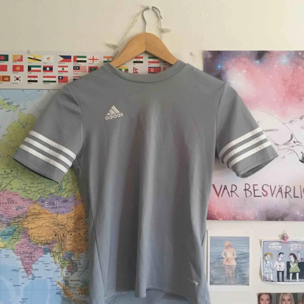 Fett söt tröja från adidas <33 i barnstorlek så rätt tight obs. T-shirts.