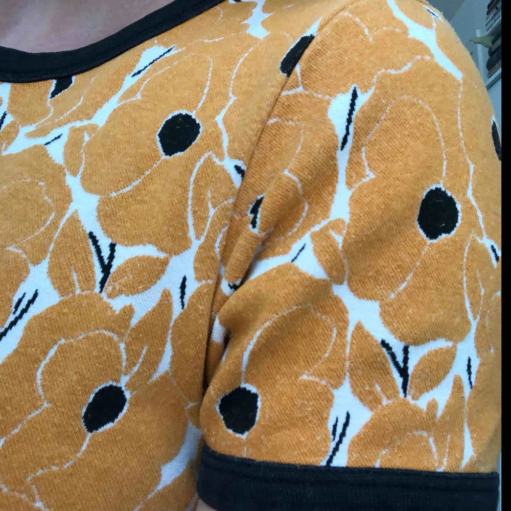 Super fin orange blommig tröja måttligt använd. Den är i lite tjockare material så skön att även ha på vintern.. T-shirts.
