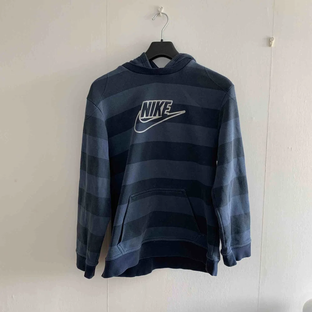 Blå Nike hoodie  Står strl XL men passar som M  Frakt ingår ej. Hoodies.
