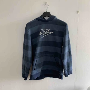  - Blå Nike hoodie  Står strl XL men passar som M  Frakt ingår ej