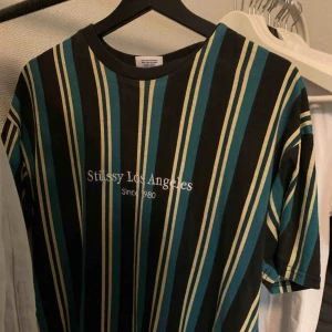  - Nästan helt ny stussy t shirt Kan fraktas