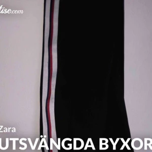  - Söta byxor från Zara Basics med en snygg, bred vit/röd/blå rand längs benen. Resår i midjan och knäppet som visas på bild 3 (hake+knapp). Supermjuka i Tracksuit-material och sitter otroligt snyggt! Strl XS men passar även S-M. 