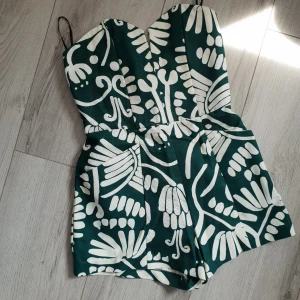  - Playsuit/jumpsuit från H&M, storlek 38 men skulle säga mer att den sitter som en S. ENDAST använd 1 gång så bra skick.  Ni står för frakten 🌸