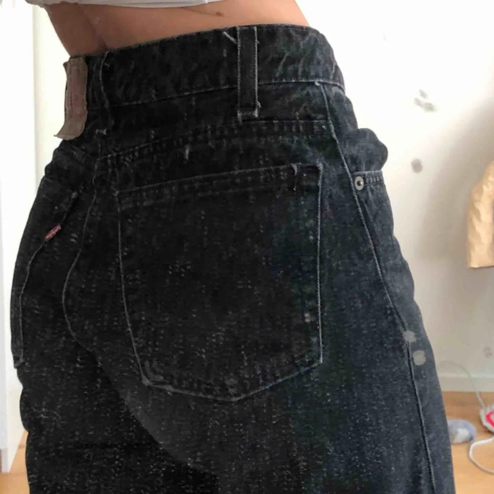 Svarta mom jeans från levis. Jeans & Byxor.