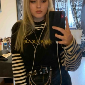  - Tröjan passar Xs-S. Köpt från na-kd. 150 kr inkl frakt :)