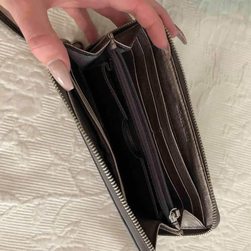 Äkta Michael kors plånbok med plats för kort, pengar och mobiltelefon. Använd och tappat lite färg därav det billiga priset.. Accessoarer.